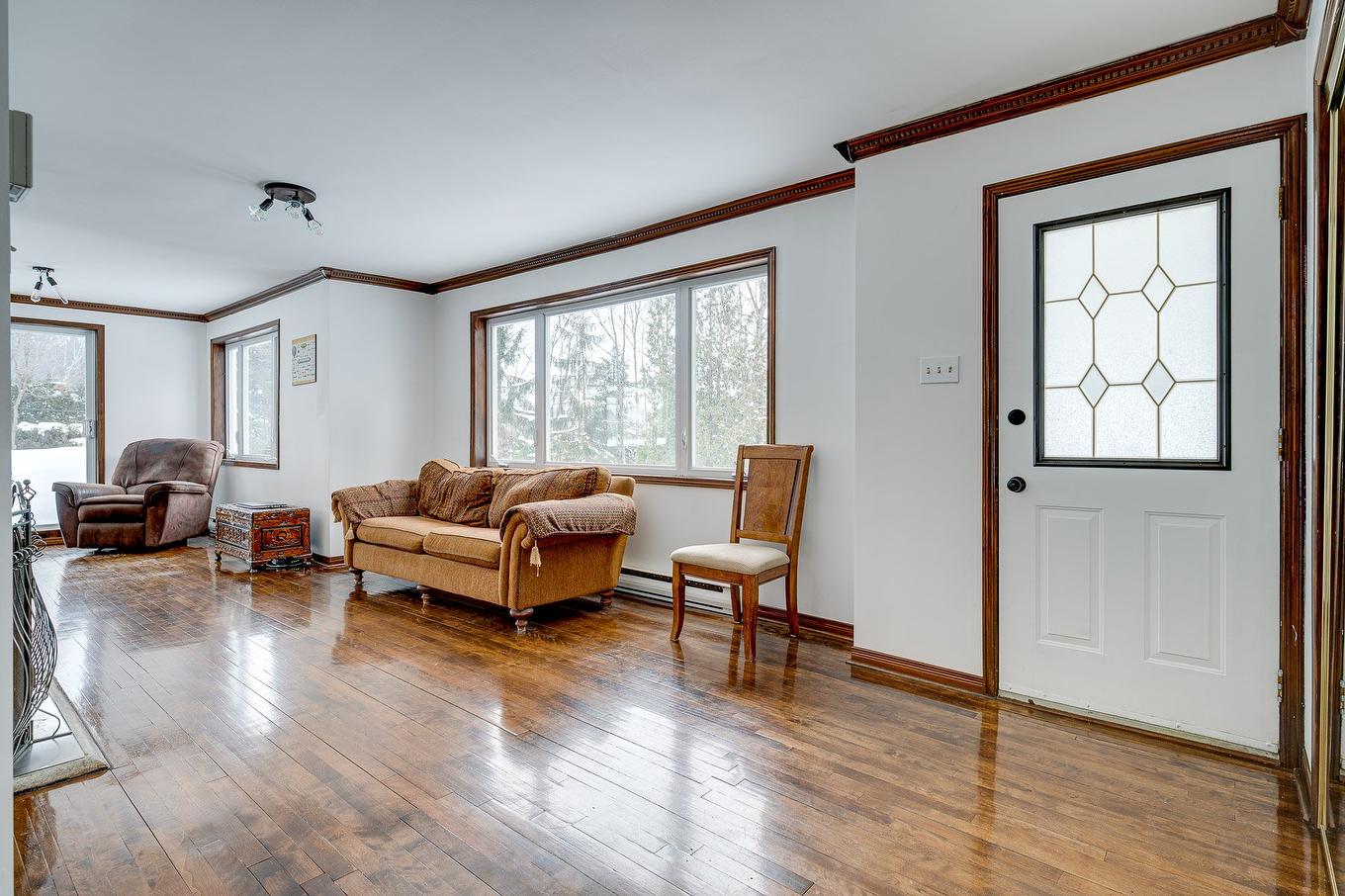 Salon - 17 Ch. Des Lilas, Sainte-Anne-Des-Lacs, QC - Indoor