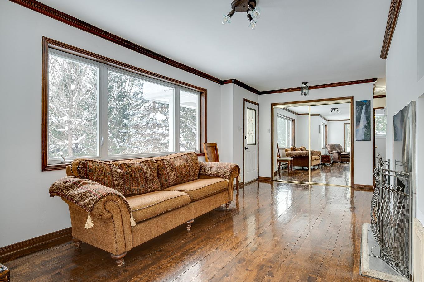 Salon - 17 Ch. Des Lilas, Sainte-Anne-Des-Lacs, QC - Indoor Photo Showing Other Room