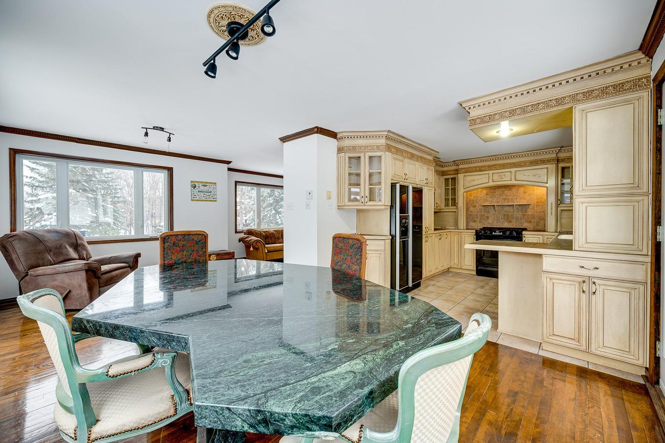 Vue d'ensemble - 17 Ch. Des Lilas, Sainte-Anne-Des-Lacs, QC - Indoor Photo Showing Dining Room