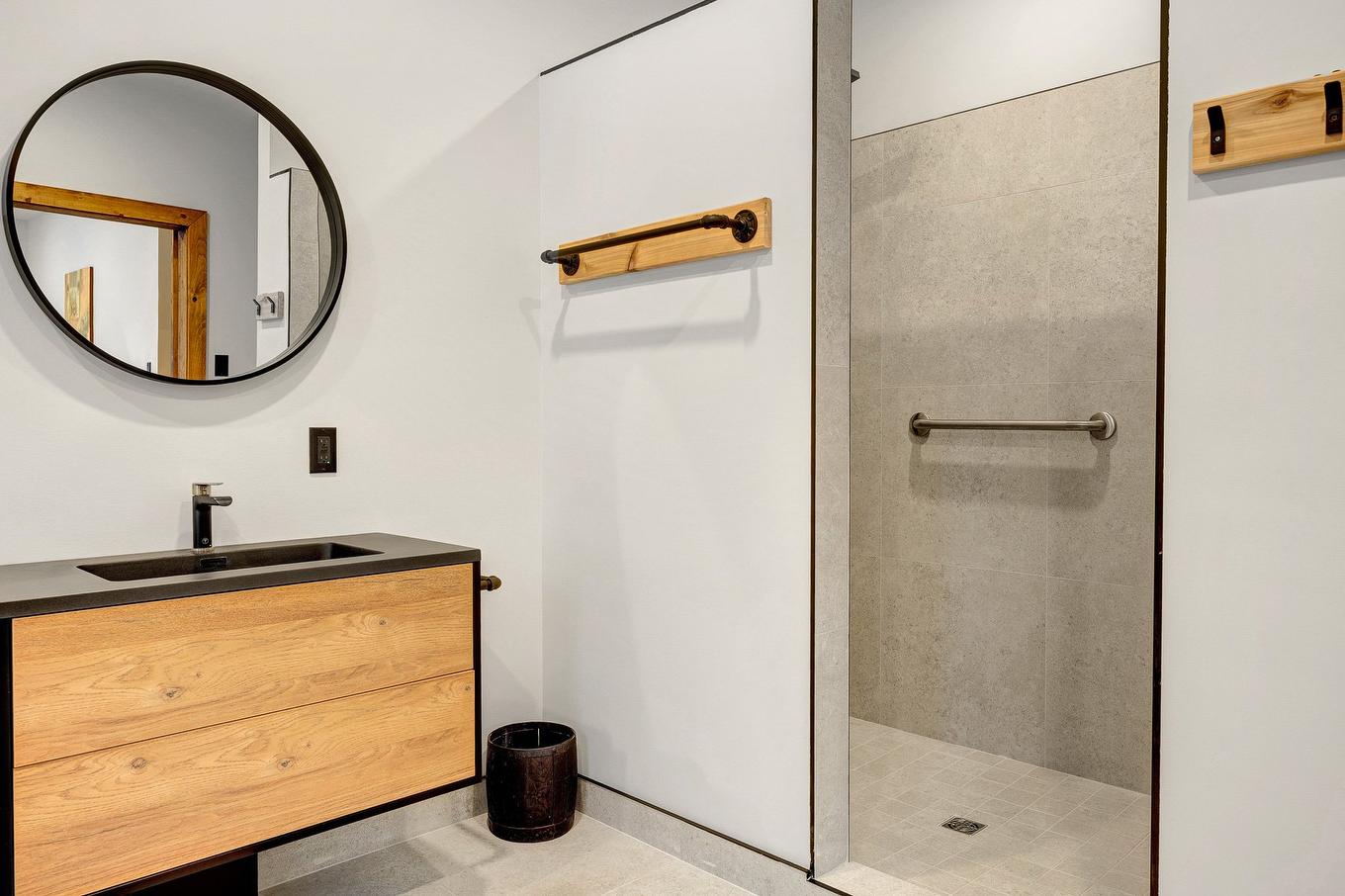 Salle de bains attenante à la CCP - 15 Ch. De L'Escalade, Morin-Heights, QC - Indoor Photo Showing Bathroom