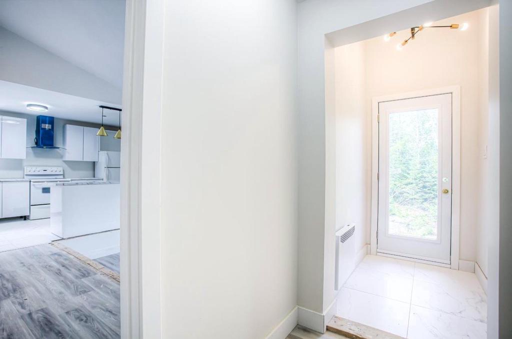 Hall d'entrée/Vestibule - 1385 Ch. Des Hauteurs, Sainte-Adèle, QC - Indoor Photo Showing Kitchen