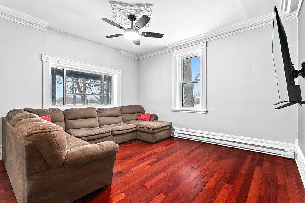 Salon - 38 Route 148, Bristol, QC - Indoor