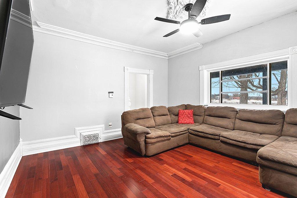 Salon - 38 Route 148, Bristol, QC - Indoor Photo Showing Living Room