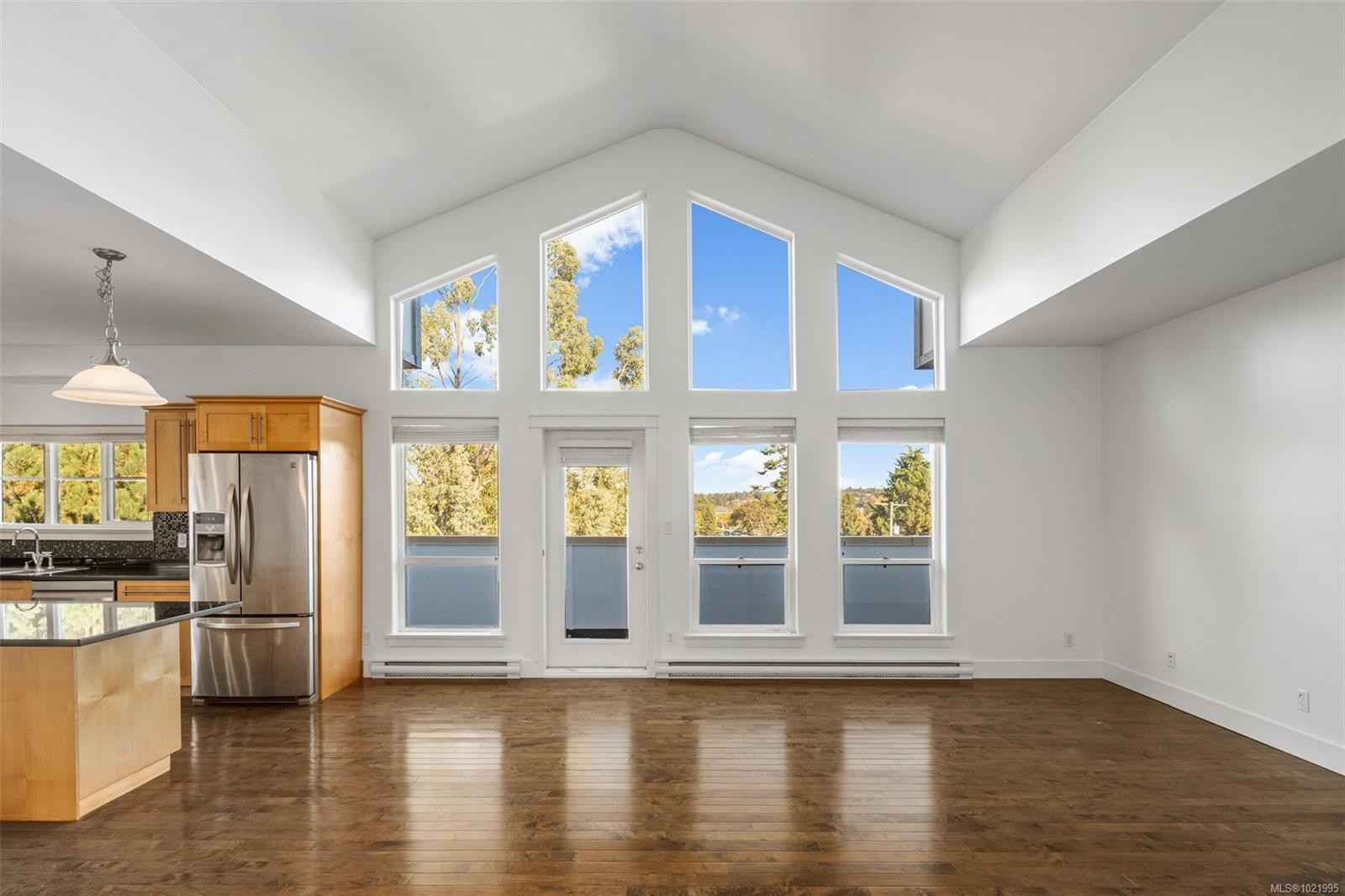 307-3915 Carey Rd, Saanich, BC - Indoor