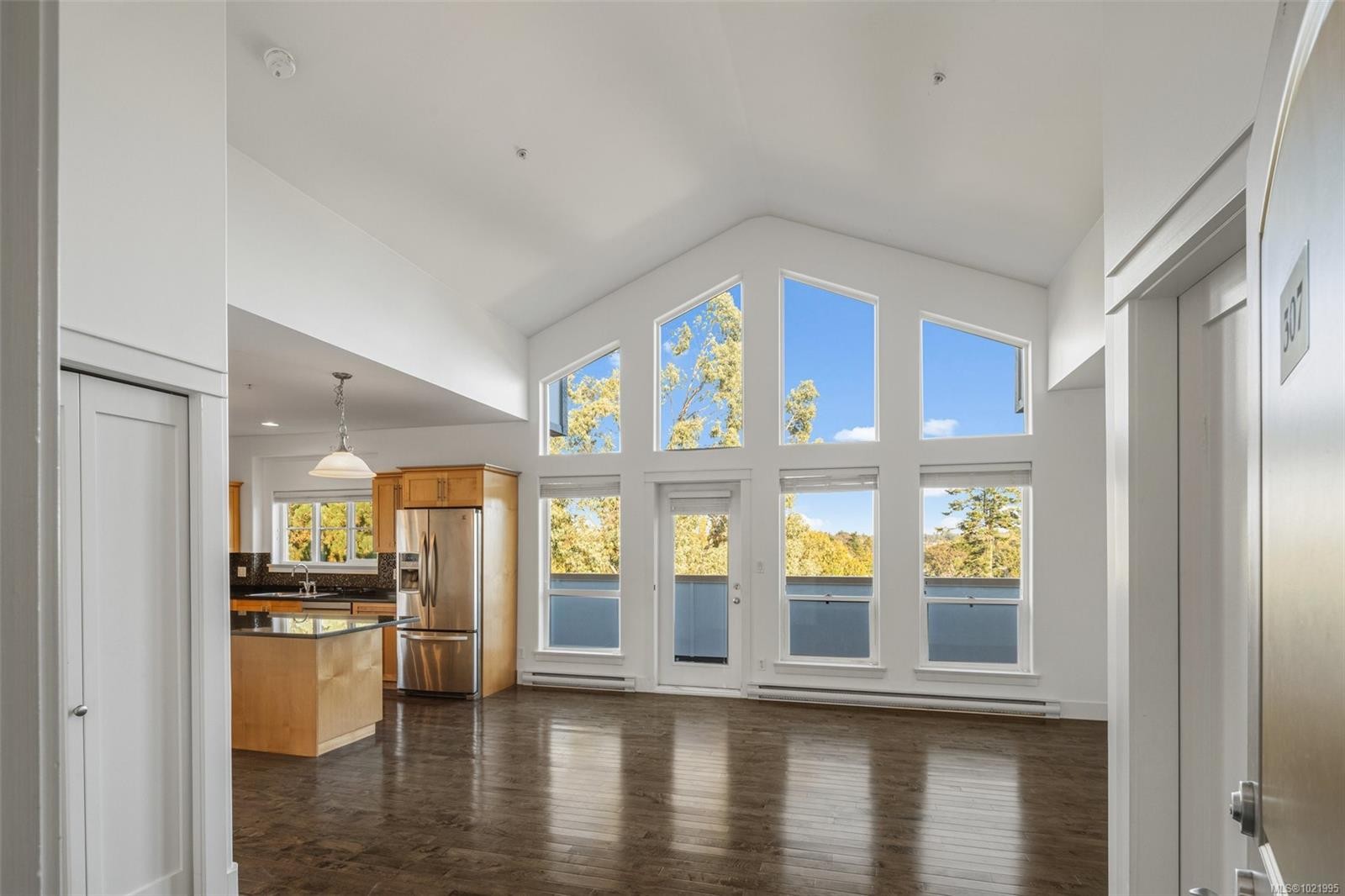 307-3915 Carey Rd, Saanich, BC - Indoor