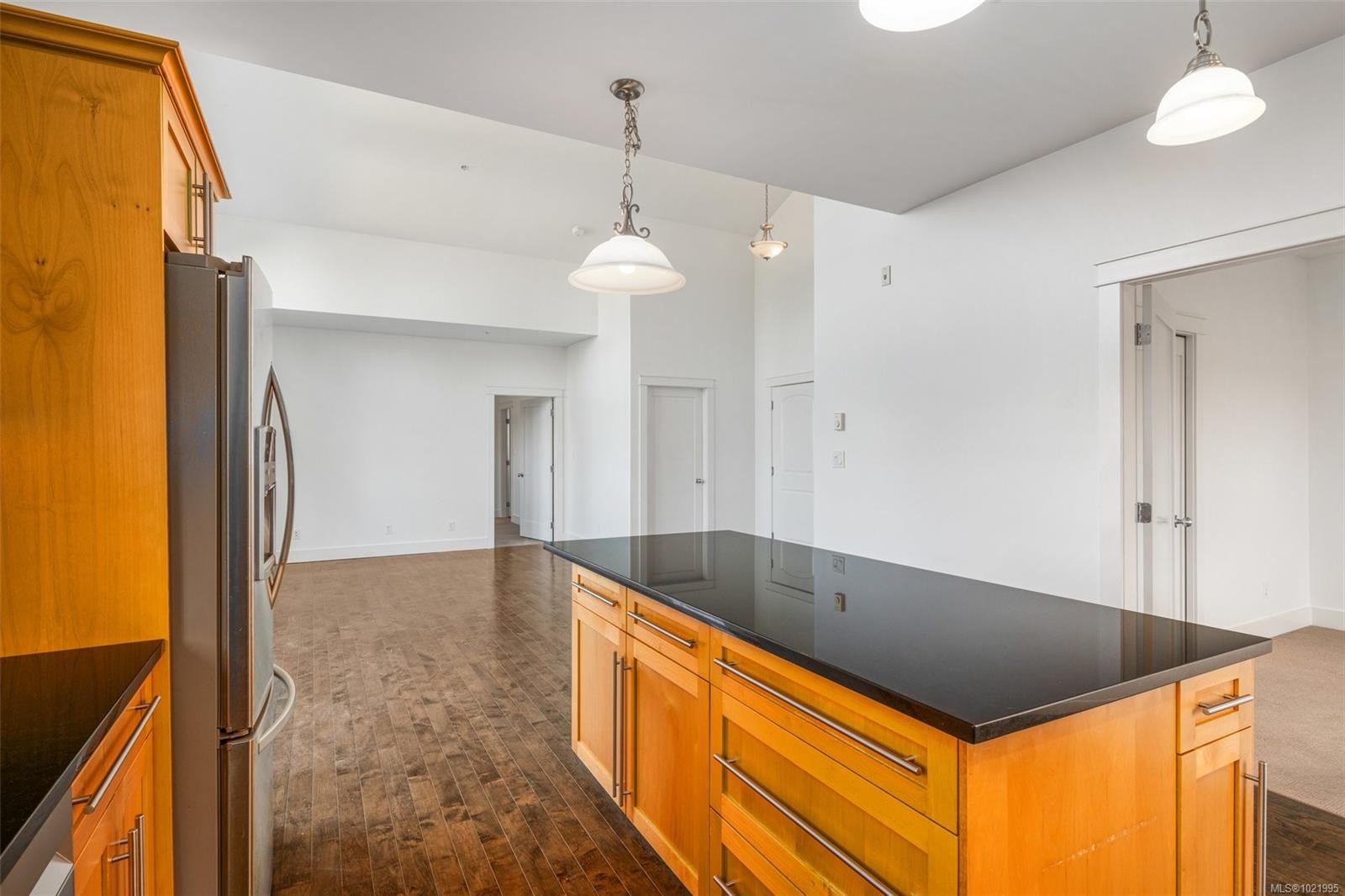 307-3915 Carey Rd, Saanich, BC - Indoor Photo Showing Kitchen