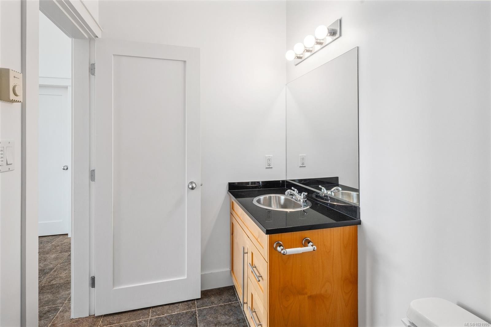 307-3915 Carey Rd, Saanich, BC - Indoor Photo Showing Bathroom