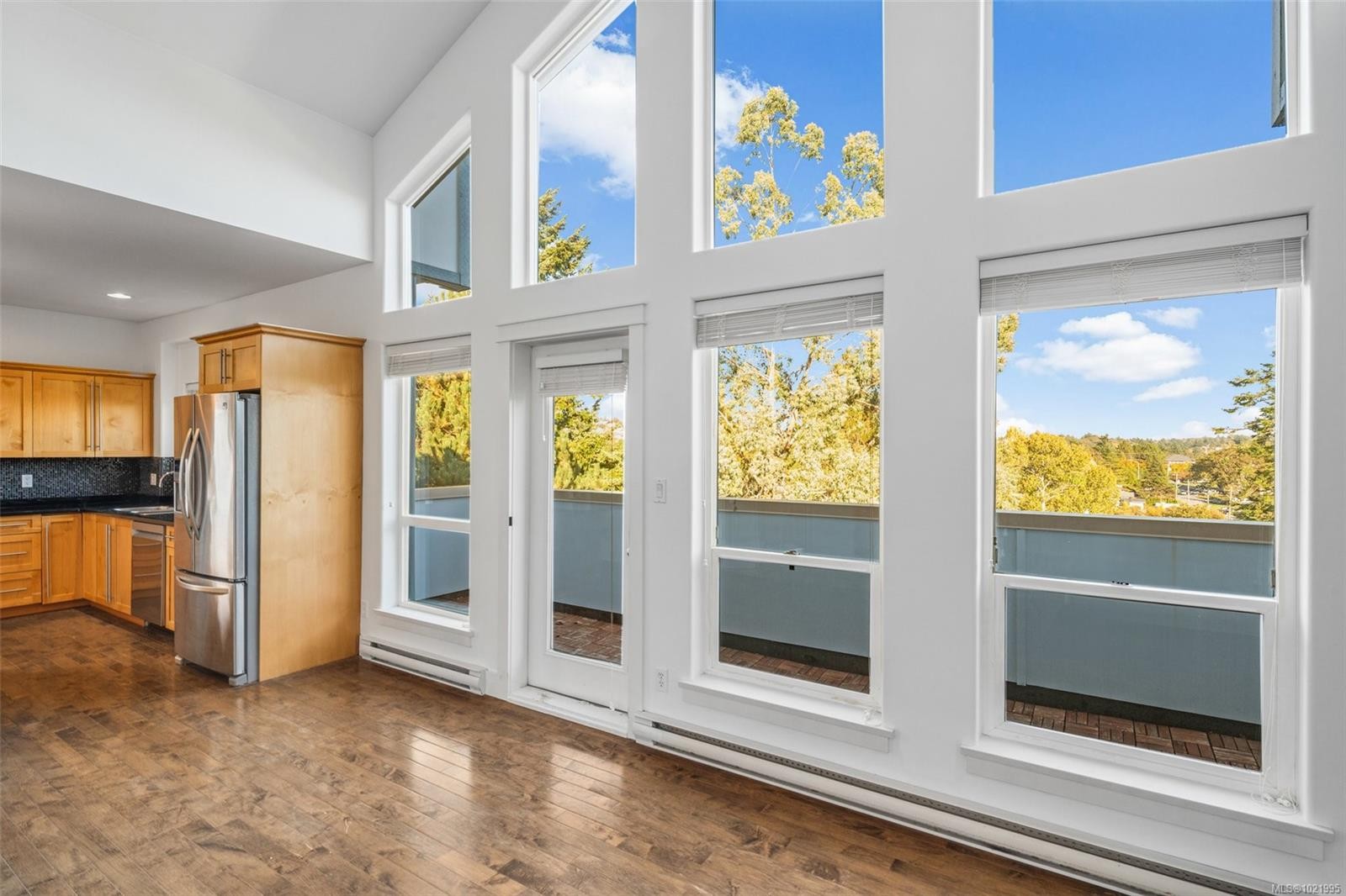 307-3915 Carey Rd, Saanich, BC - Indoor