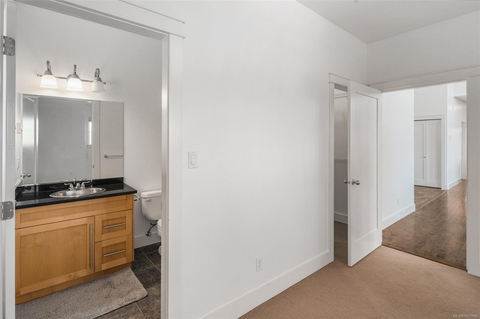 307-3915 Carey Rd, Saanich, BC - Indoor Photo Showing Other Room