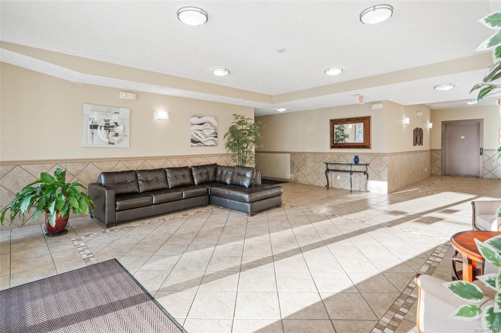 307-3915 Carey Rd, Saanich, BC - Indoor