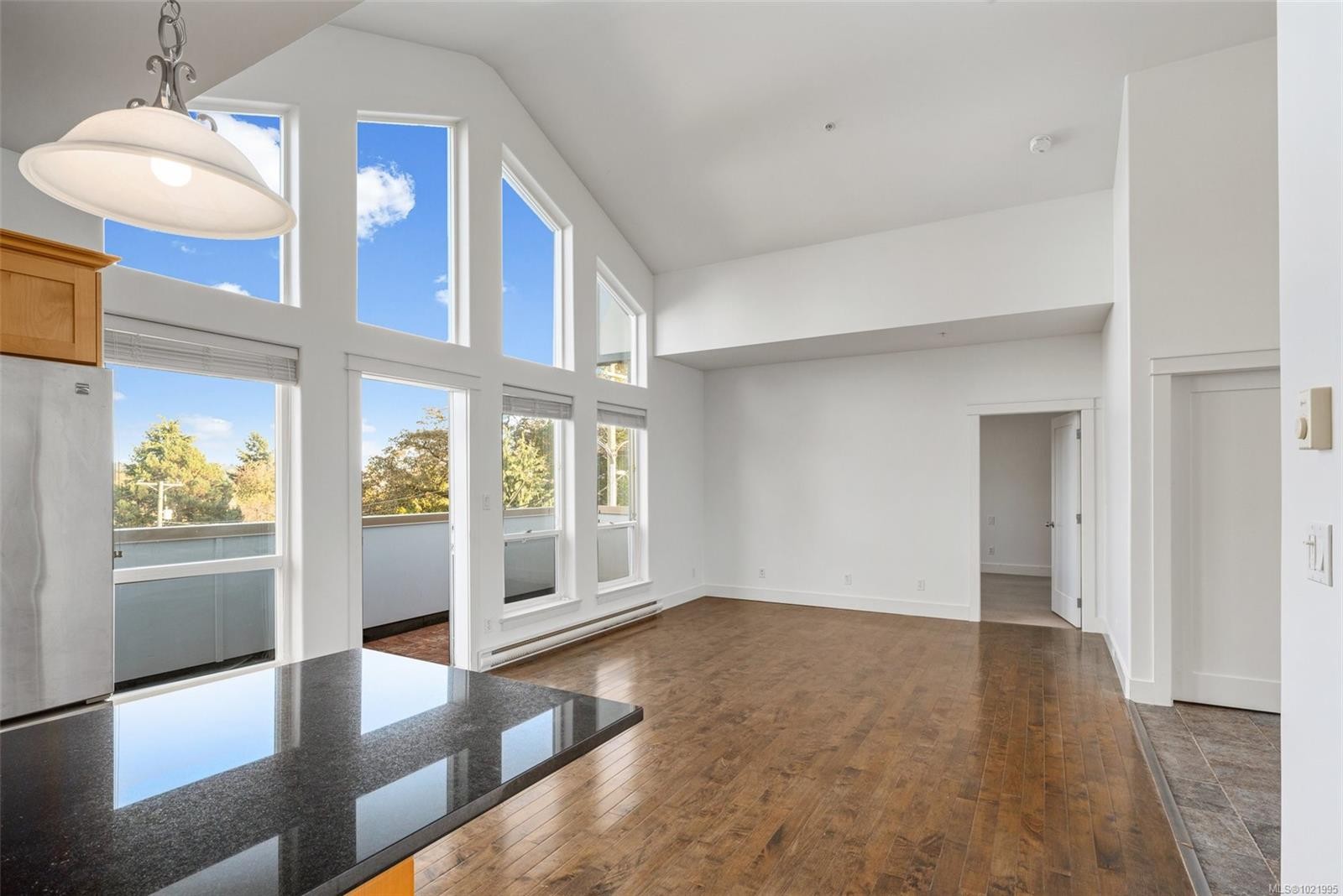 307-3915 Carey Rd, Saanich, BC - Indoor Photo Showing Other Room