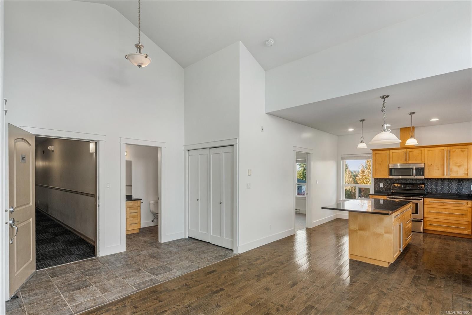 307-3915 Carey Rd, Saanich, BC - Indoor Photo Showing Kitchen