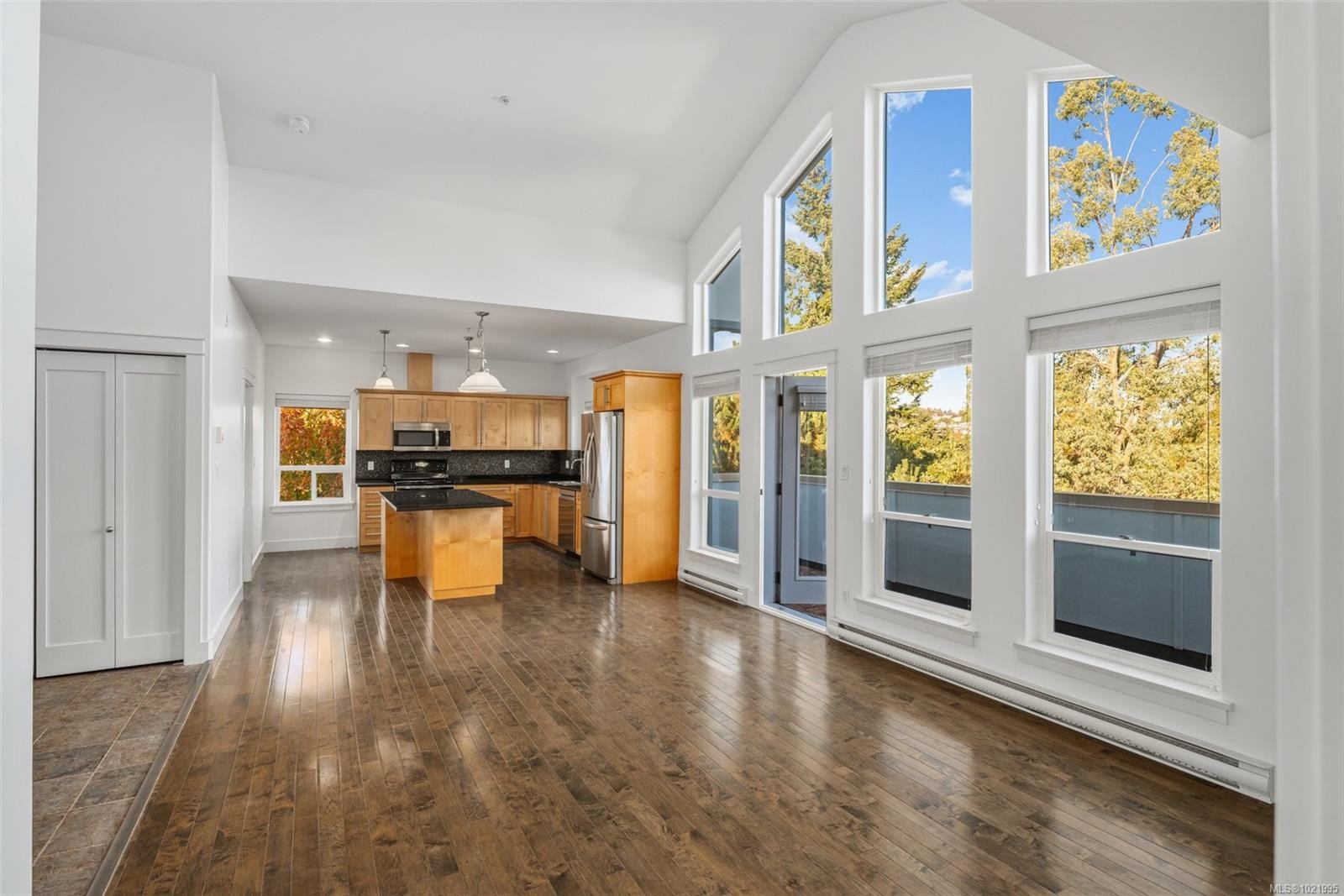 307-3915 Carey Rd, Saanich, BC - Indoor