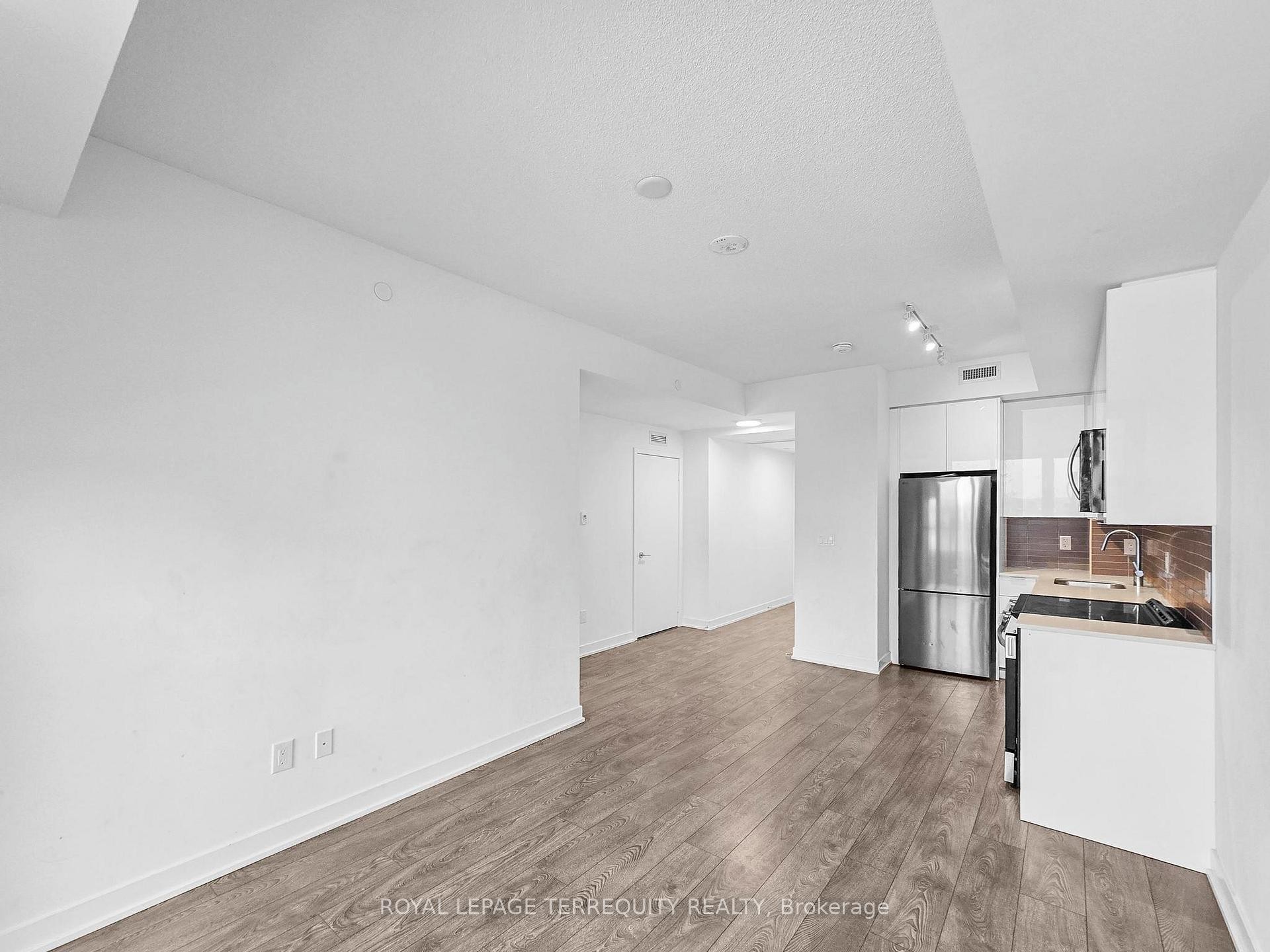 704-225 Malta Avenue, Brampton, ON - Indoor Photo Showing Kitchen With Stainless Steel Kitchen