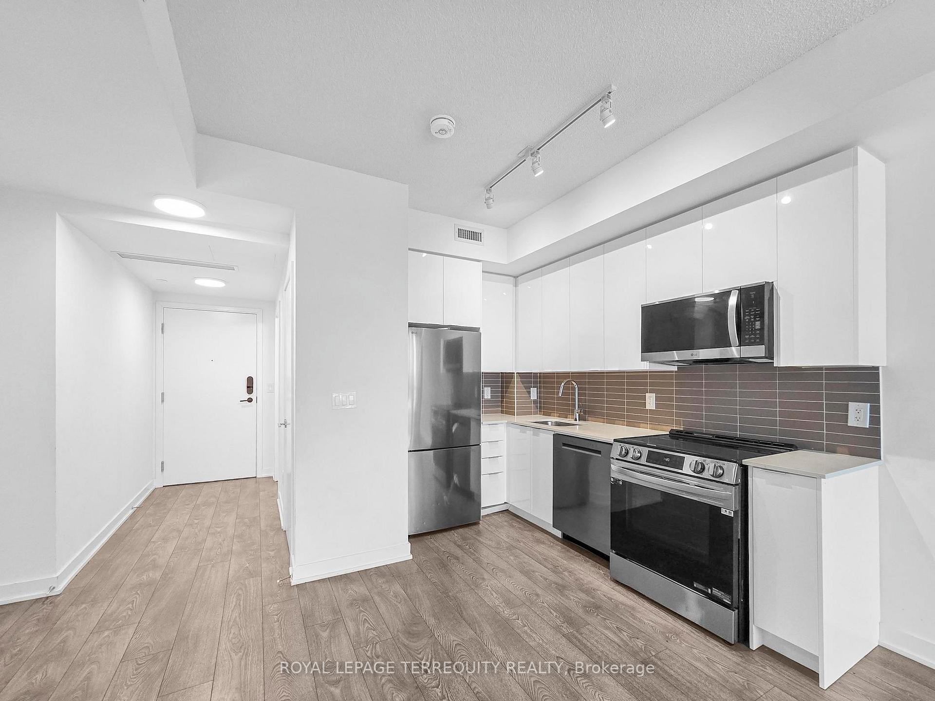 704-225 Malta Avenue, Brampton, ON - Indoor Photo Showing Kitchen With Stainless Steel Kitchen