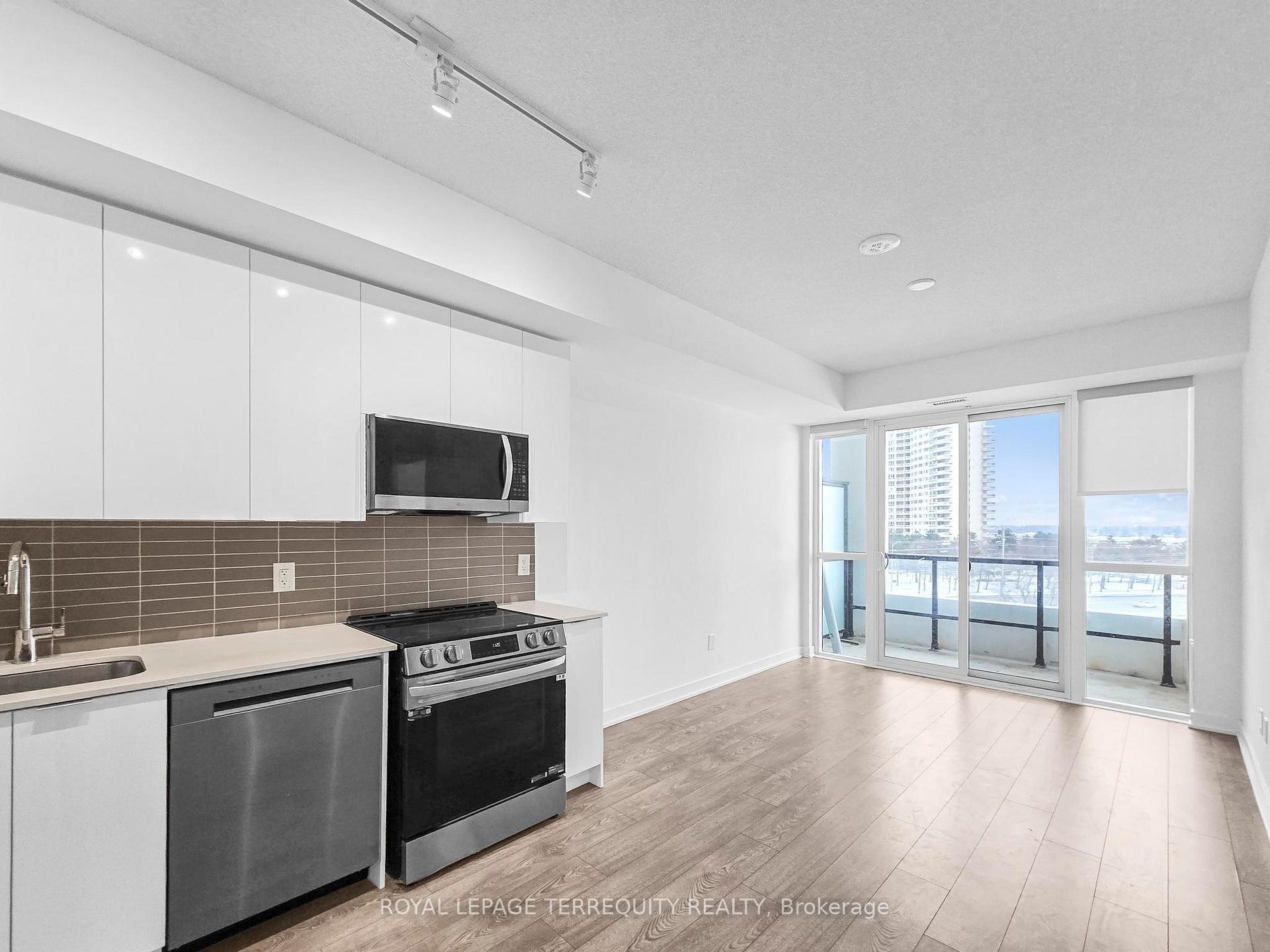 704-225 Malta Avenue, Brampton, ON - Indoor Photo Showing Kitchen With Stainless Steel Kitchen
