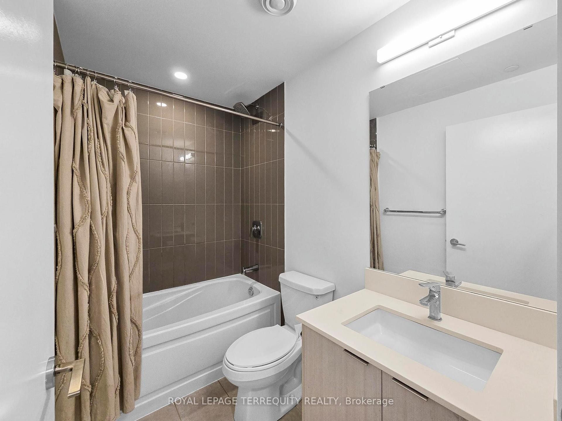 704-225 Malta Avenue, Brampton, ON - Indoor Photo Showing Bathroom