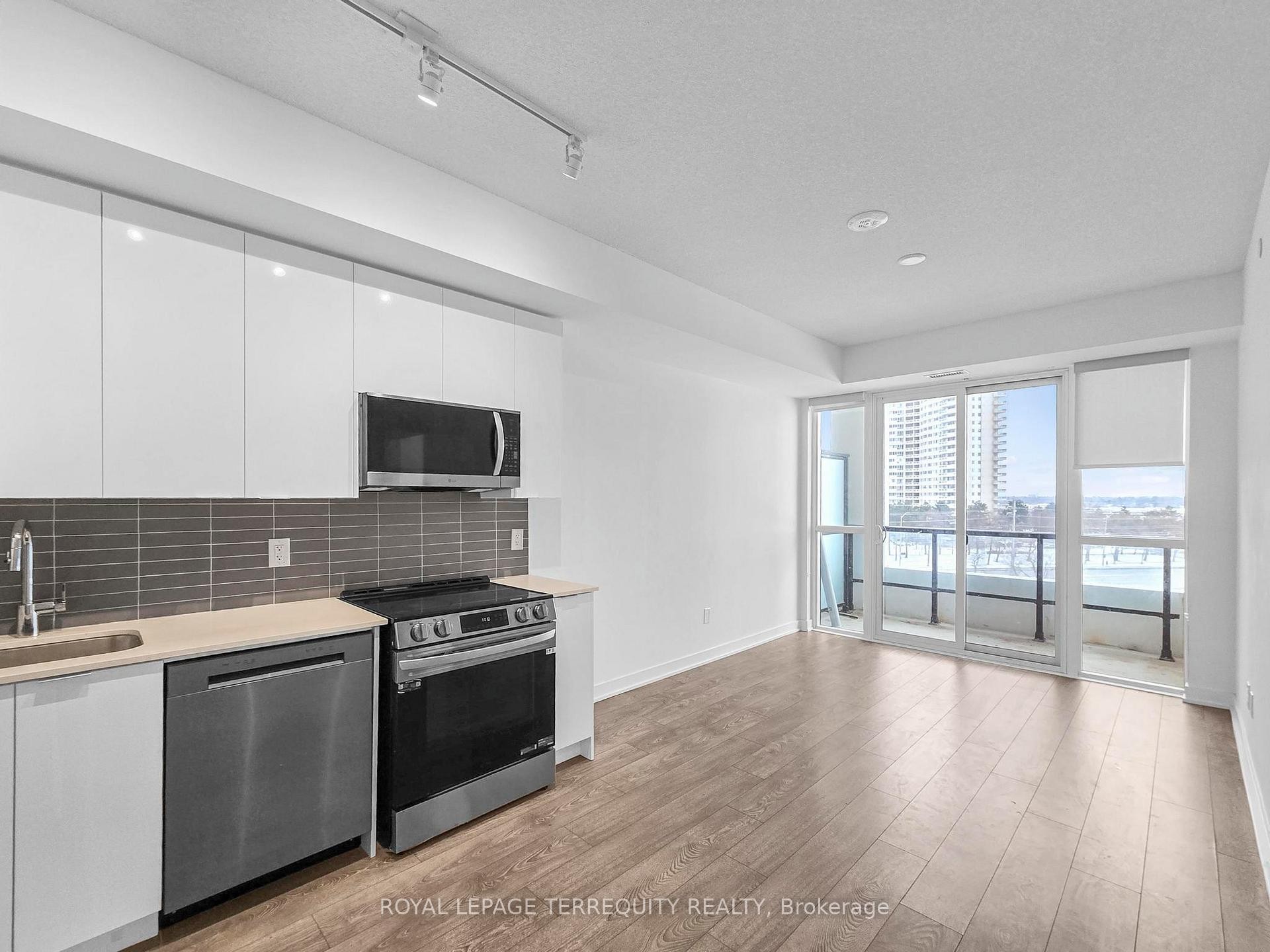 704-225 Malta Avenue, Brampton, ON - Indoor Photo Showing Kitchen With Stainless Steel Kitchen With Upgraded Kitchen