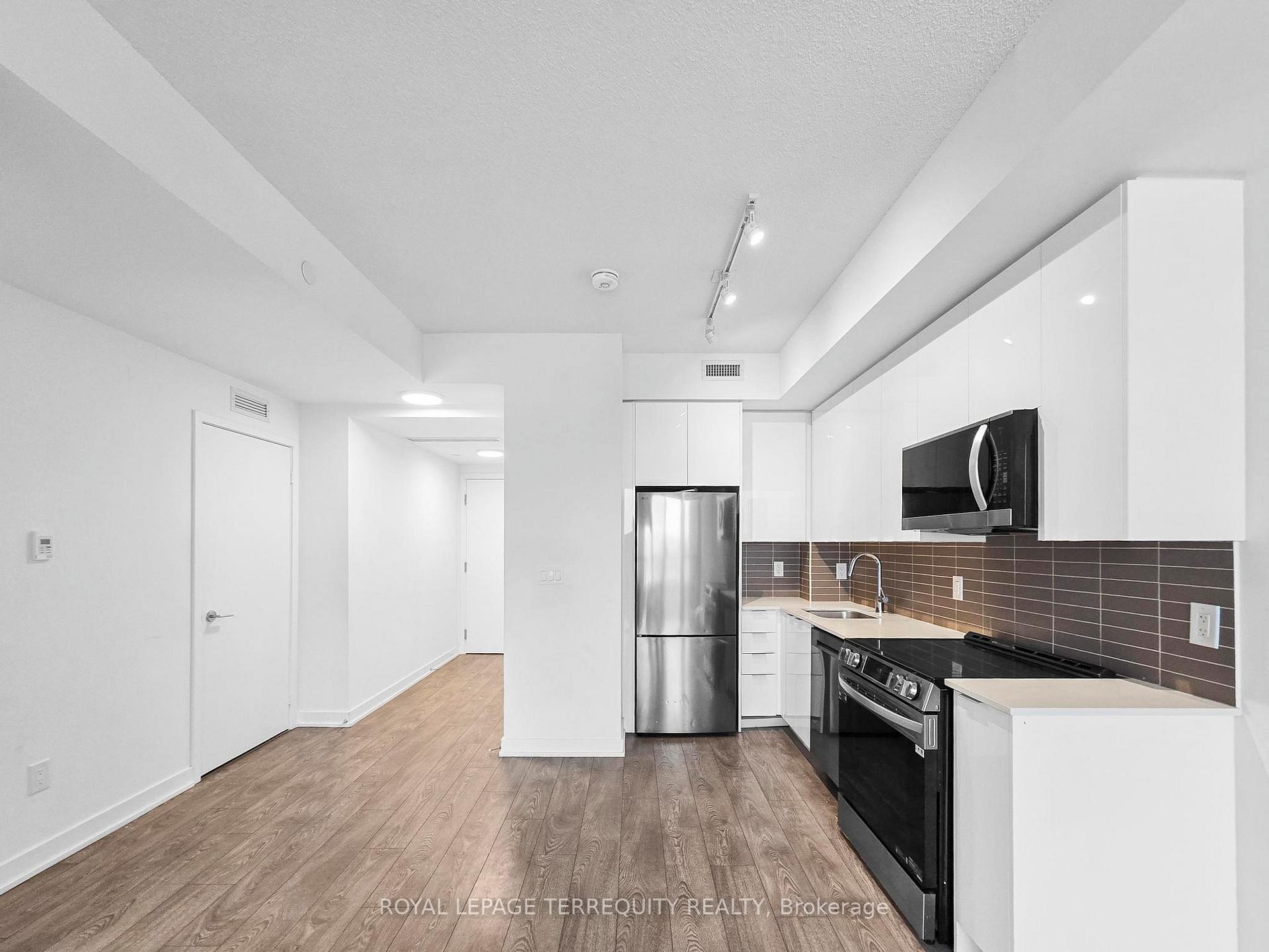 704-225 Malta Avenue, Brampton, ON - Indoor Photo Showing Kitchen With Stainless Steel Kitchen