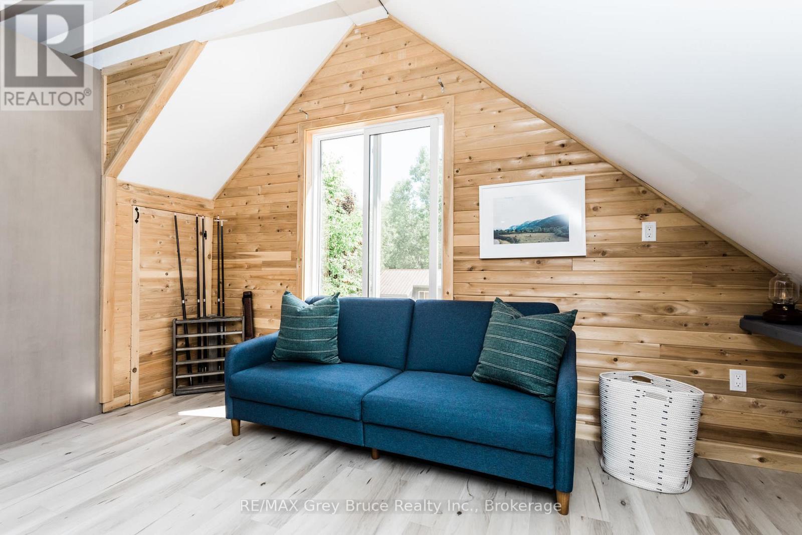 102 Chin Road N, Northern Bruce Peninsula, ON - Indoor Photo Showing Living Room