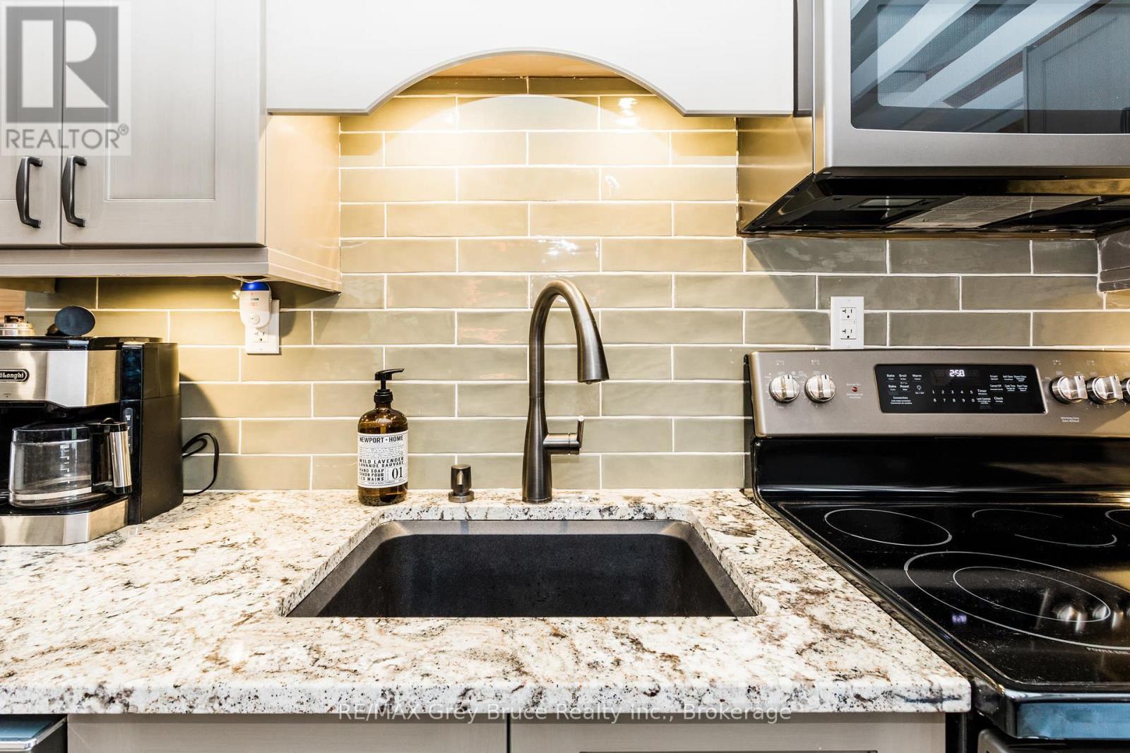 102 Chin Road N, Northern Bruce Peninsula, ON - Indoor Photo Showing Kitchen With Upgraded Kitchen
