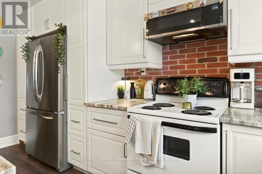 224 Balmoral Avenue N, Hamilton, ON - Indoor Photo Showing Kitchen