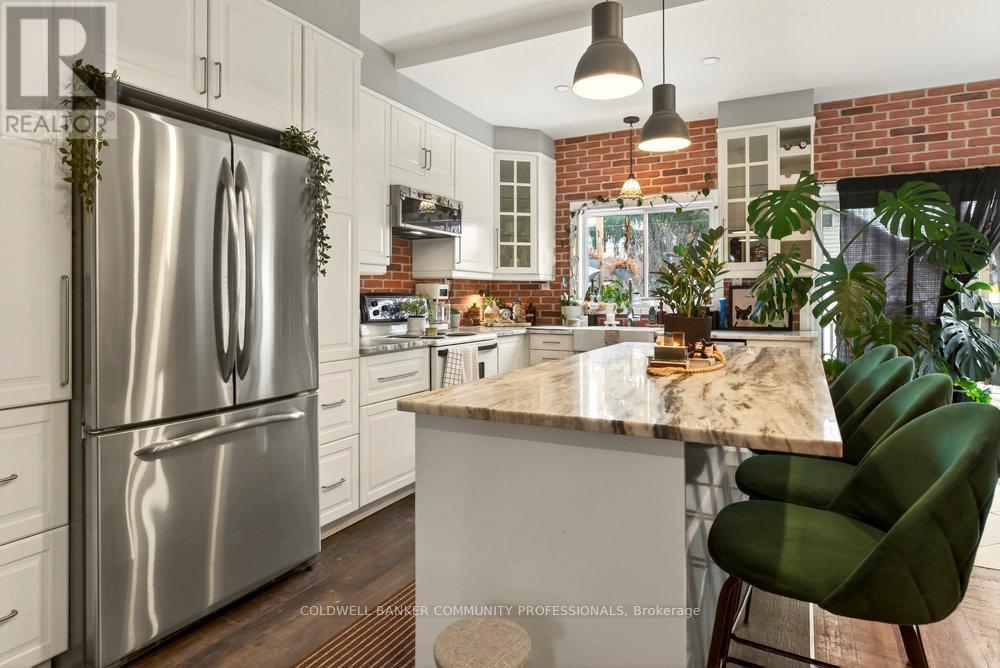 224 Balmoral Avenue N, Hamilton, ON - Indoor Photo Showing Kitchen With Upgraded Kitchen