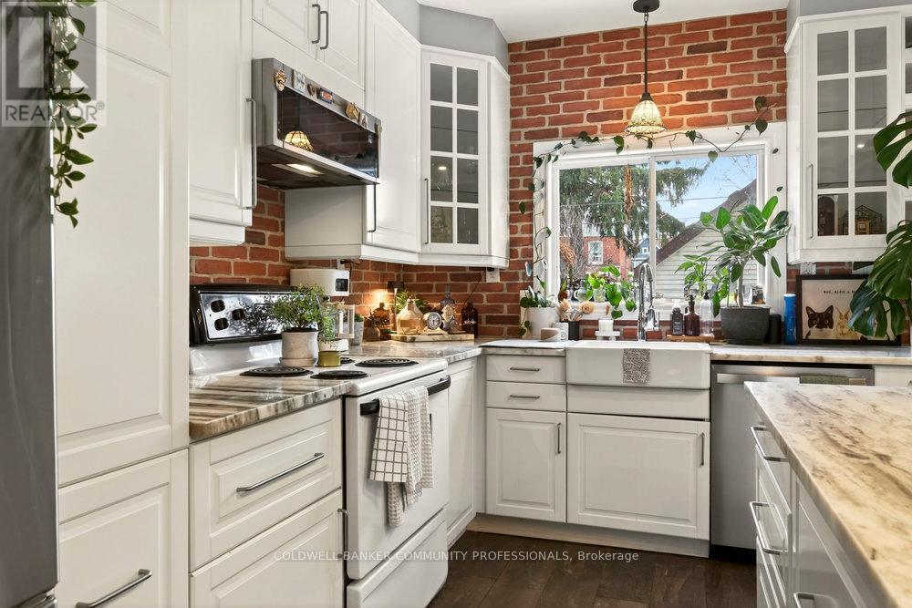224 Balmoral Avenue N, Hamilton, ON - Indoor Photo Showing Kitchen