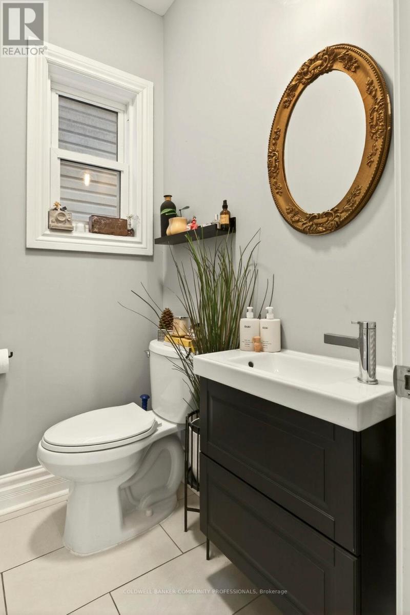 224 Balmoral Avenue N, Hamilton, ON - Indoor Photo Showing Bathroom
