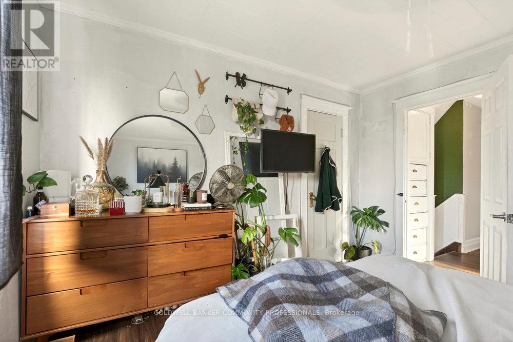 224 Balmoral Avenue N, Hamilton, ON - Indoor Photo Showing Bedroom