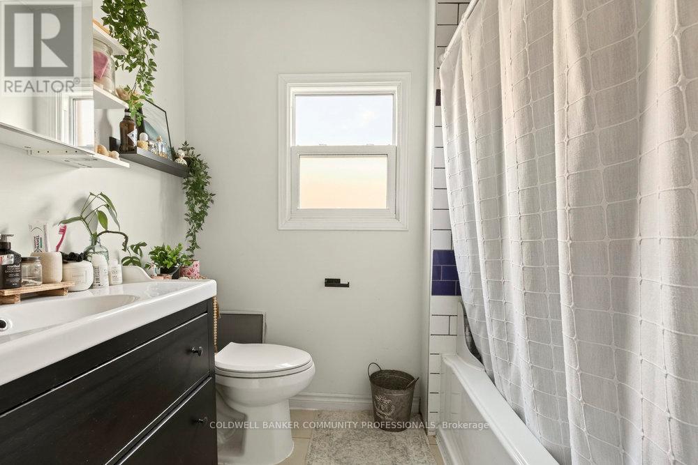 224 Balmoral Avenue N, Hamilton, ON - Indoor Photo Showing Bathroom