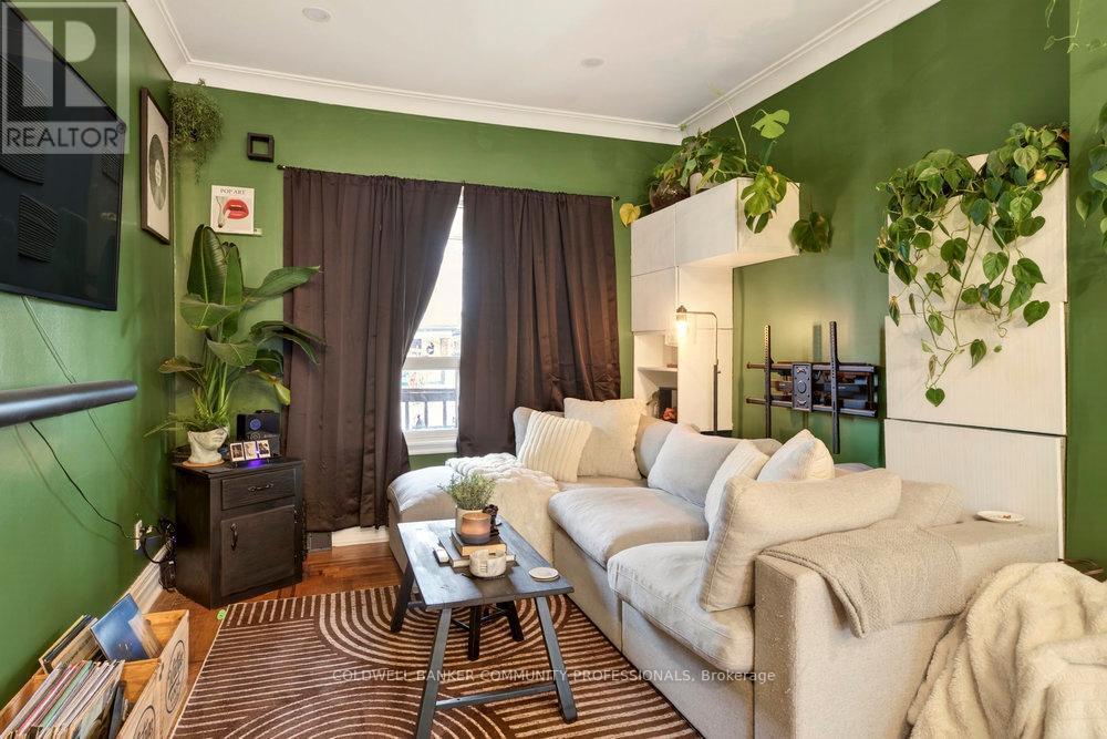 224 Balmoral Avenue N, Hamilton, ON - Indoor Photo Showing Living Room