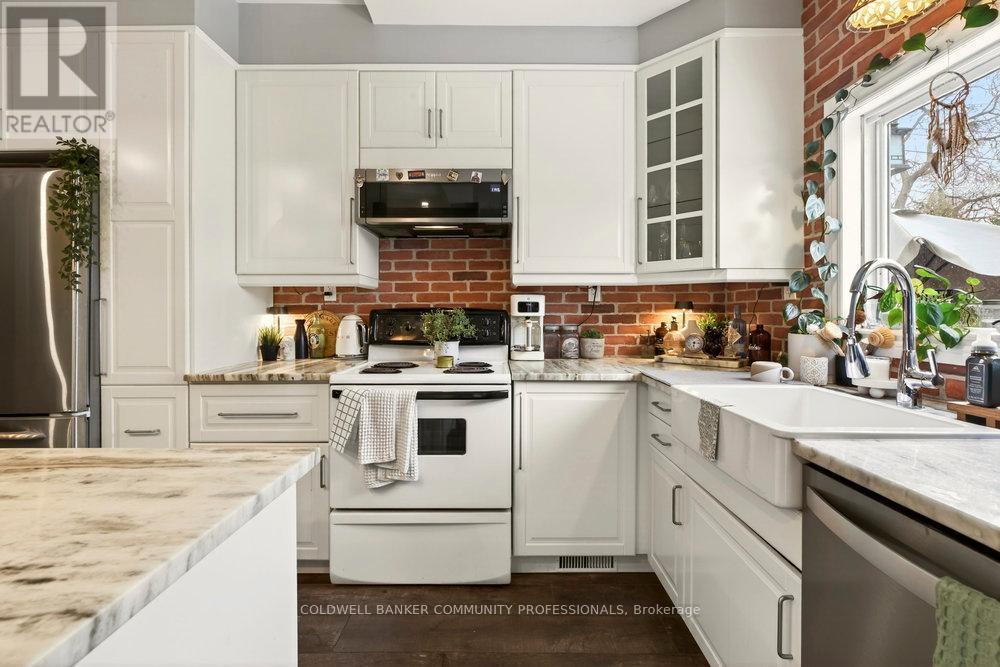 224 Balmoral Avenue N, Hamilton, ON - Indoor Photo Showing Kitchen
