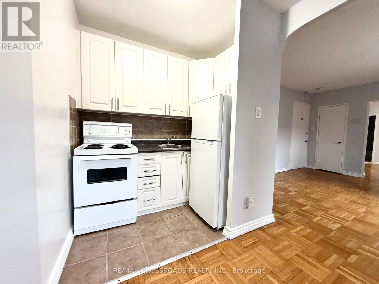 307 - 2770 Yonge Street, Toronto, ON - Indoor Photo Showing Kitchen