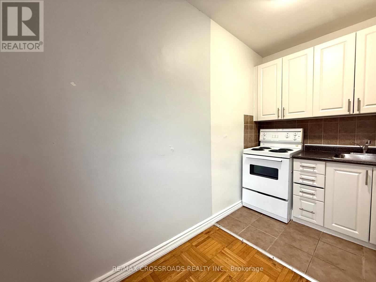 307 - 2770 Yonge Street, Toronto, ON - Indoor Photo Showing Kitchen