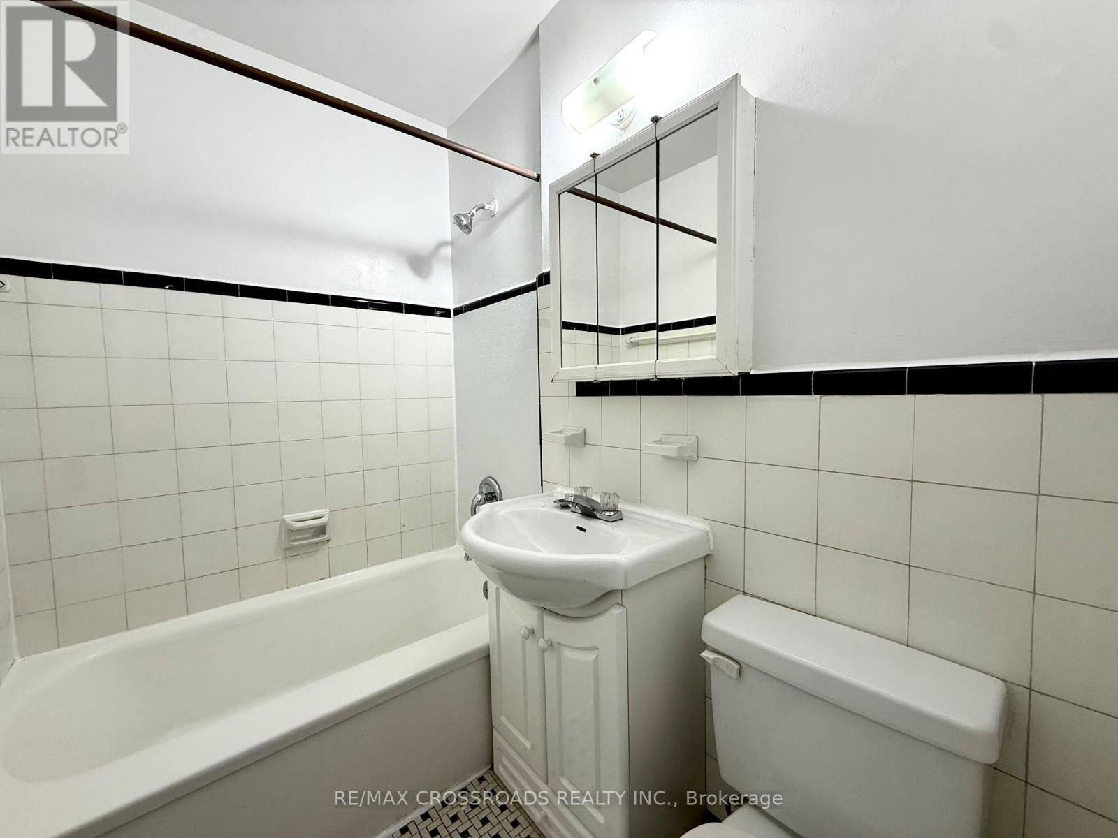 307 - 2770 Yonge Street, Toronto, ON - Indoor Photo Showing Bathroom