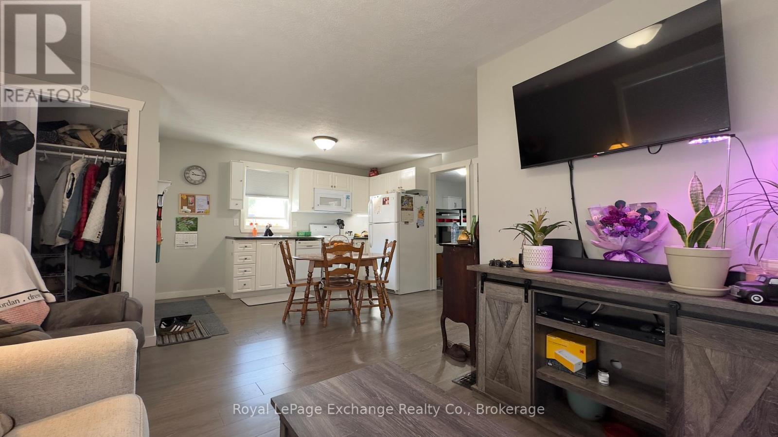127 Yonge Street S, Brockton, ON - Indoor Photo Showing Living Room