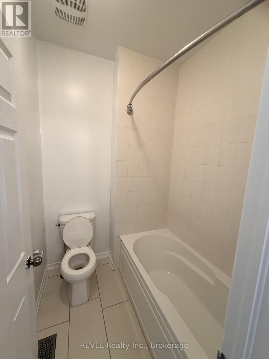 7969 Buckeye Crescent, Niagara Falls (Brown), ON - Indoor Photo Showing Bathroom