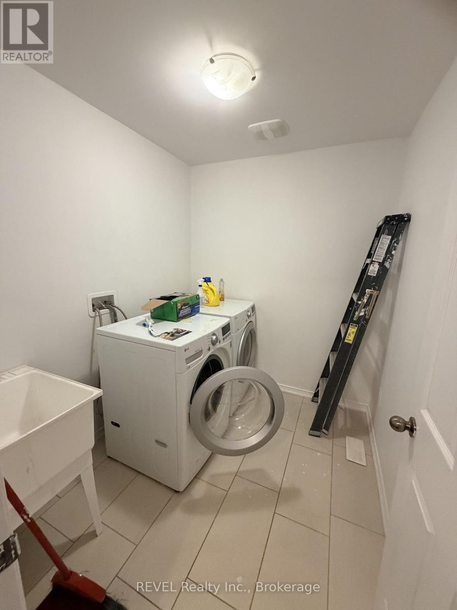 7969 Buckeye Crescent, Niagara Falls (Brown), ON - Indoor Photo Showing Laundry Room