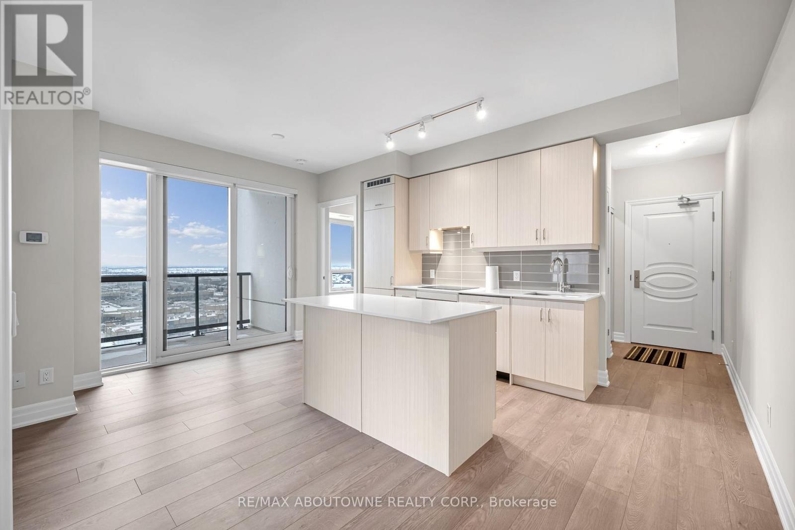 1609 - 9085 Jane Street, Vaughan, ON - Indoor Photo Showing Kitchen