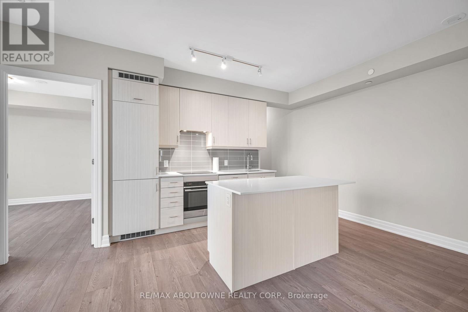 1609 - 9085 Jane Street, Vaughan, ON - Indoor Photo Showing Kitchen