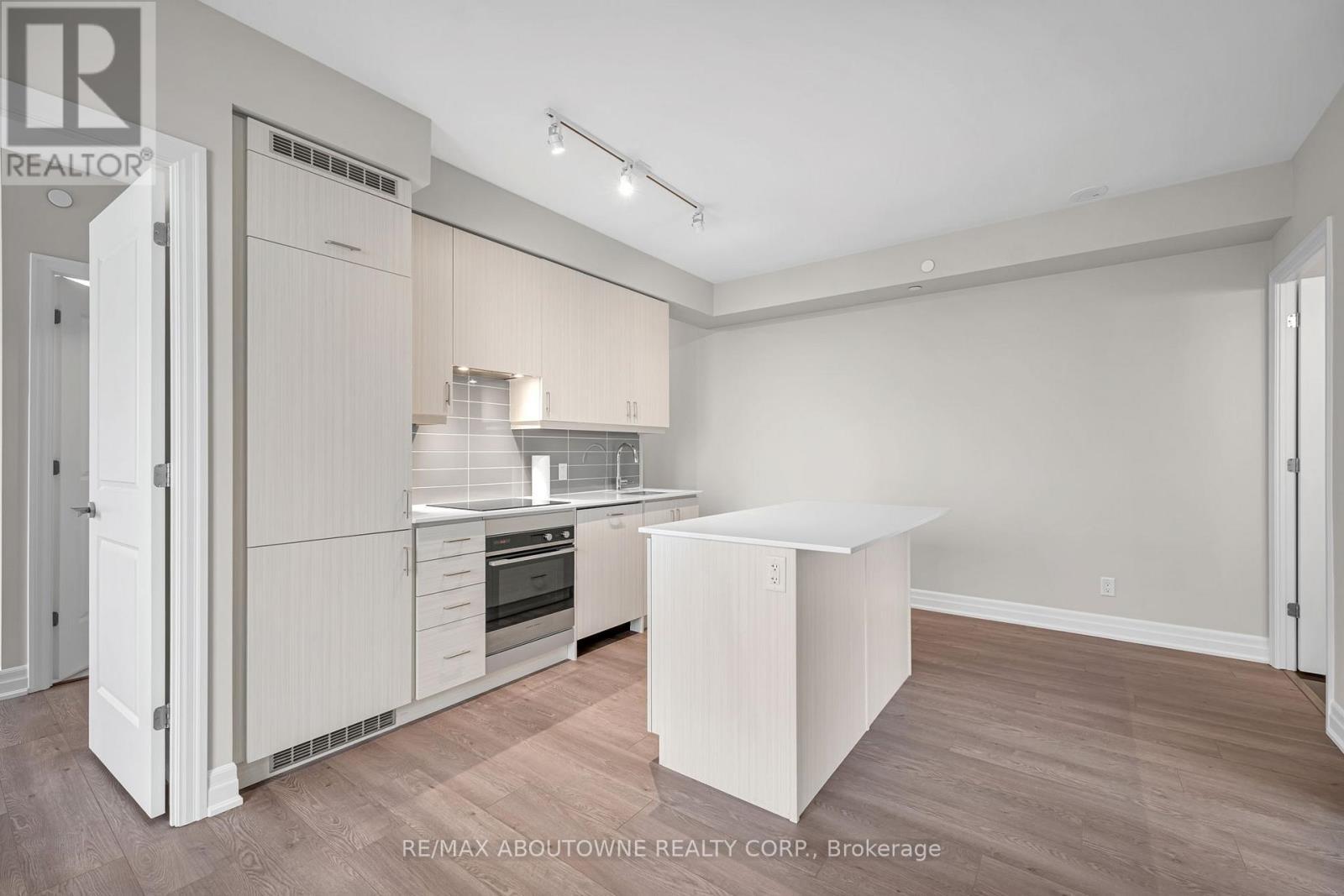 1609 - 9085 Jane Street, Vaughan, ON - Indoor Photo Showing Kitchen