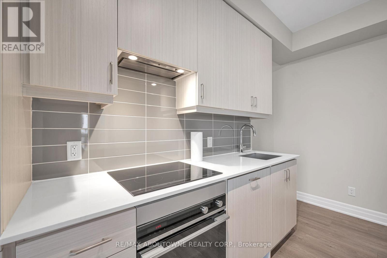 1609 - 9085 Jane Street, Vaughan, ON - Indoor Photo Showing Kitchen