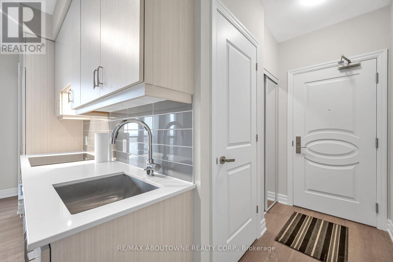 1609 - 9085 Jane Street, Vaughan, ON - Indoor Photo Showing Kitchen