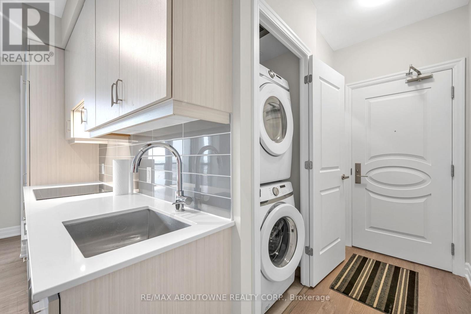1609 - 9085 Jane Street, Vaughan, ON - Indoor Photo Showing Laundry Room