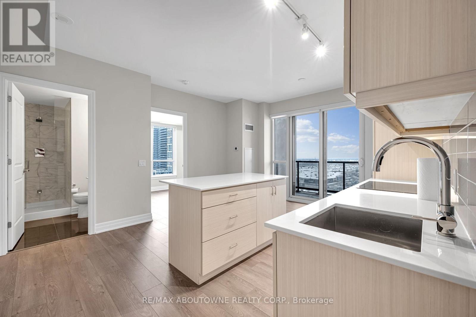 1609 - 9085 Jane Street, Vaughan, ON - Indoor Photo Showing Kitchen