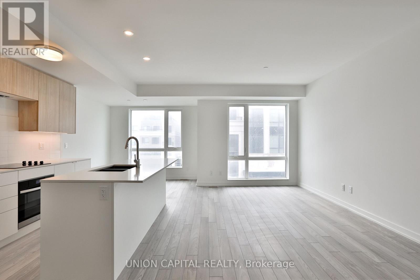 203 - 2 Red Squirrel Lane, Richmond Hill, ON - Indoor Photo Showing Kitchen With Upgraded Kitchen