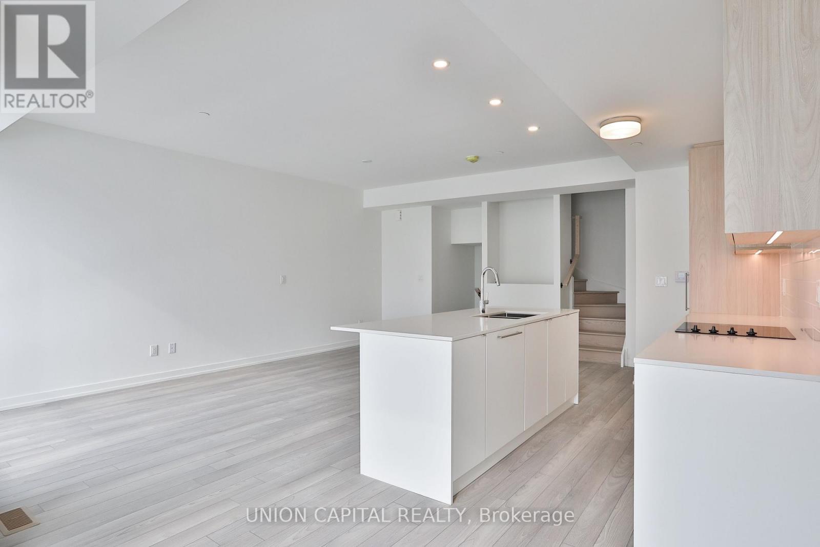 203 - 2 Red Squirrel Lane, Richmond Hill, ON - Indoor Photo Showing Kitchen