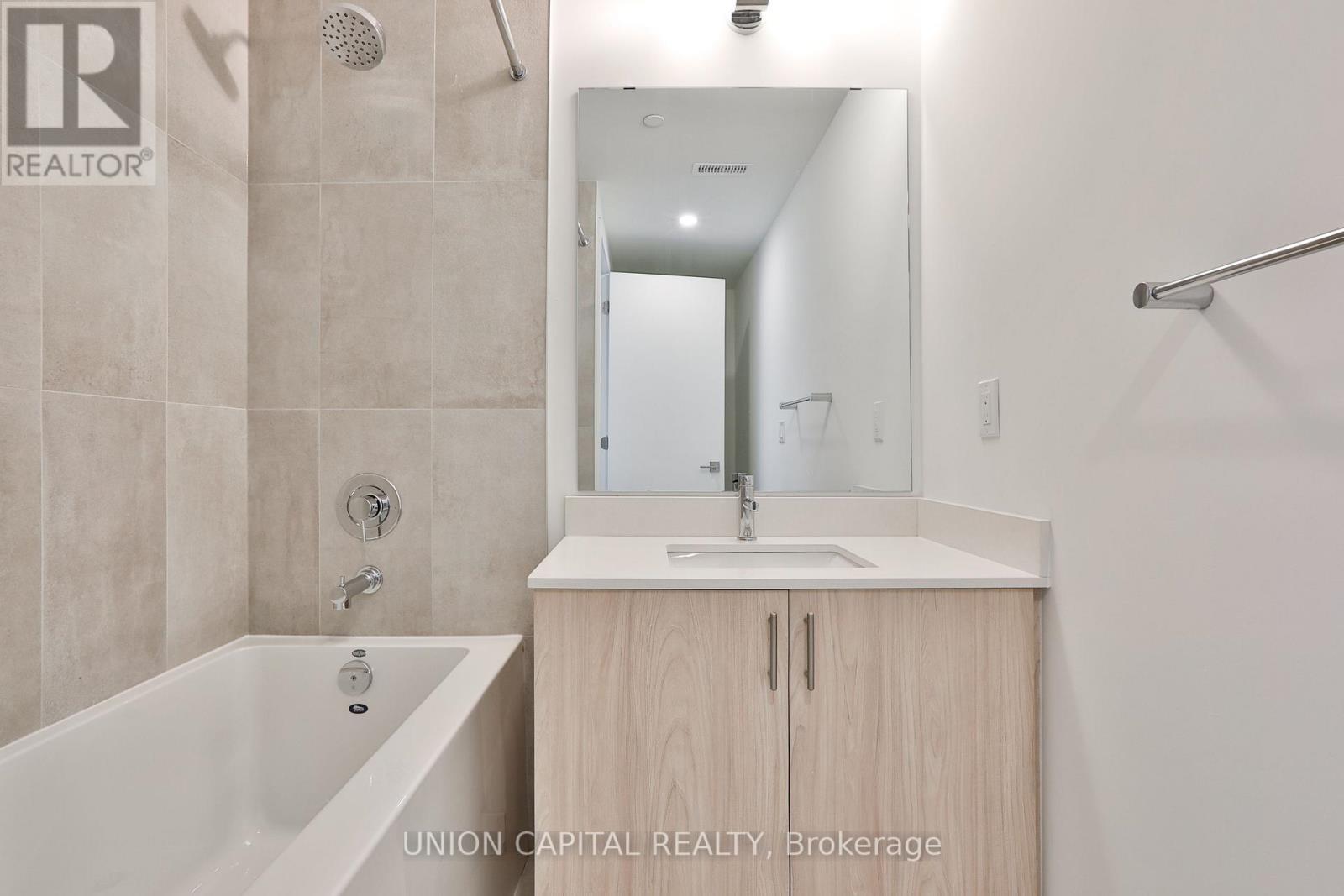 203 - 2 Red Squirrel Lane, Richmond Hill, ON - Indoor Photo Showing Bathroom