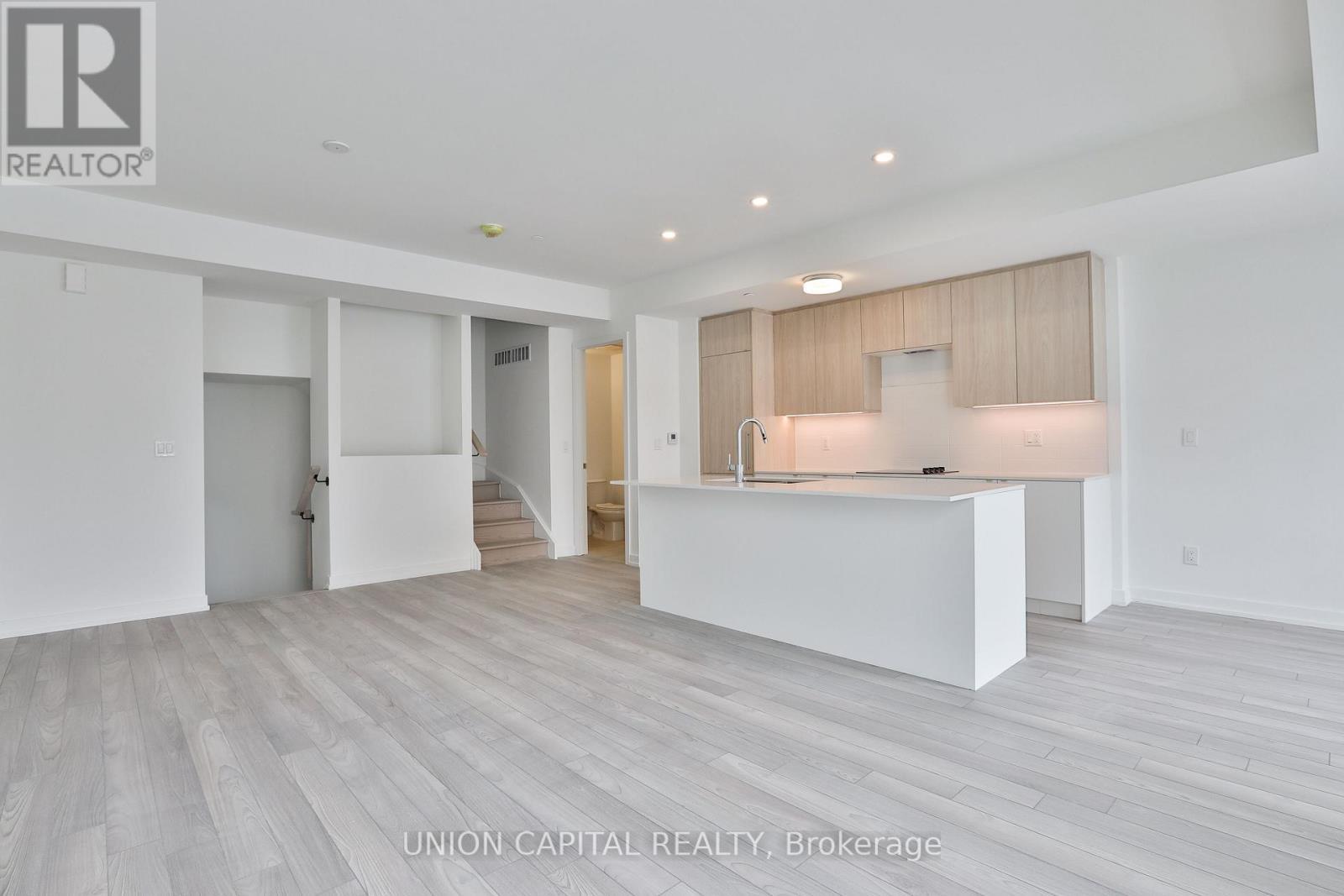 203 - 2 Red Squirrel Lane, Richmond Hill, ON - Indoor Photo Showing Kitchen